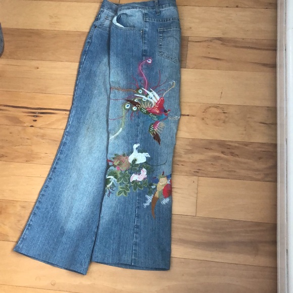 Azita embroidered cropped jean size 6. - Picture 2 of 11